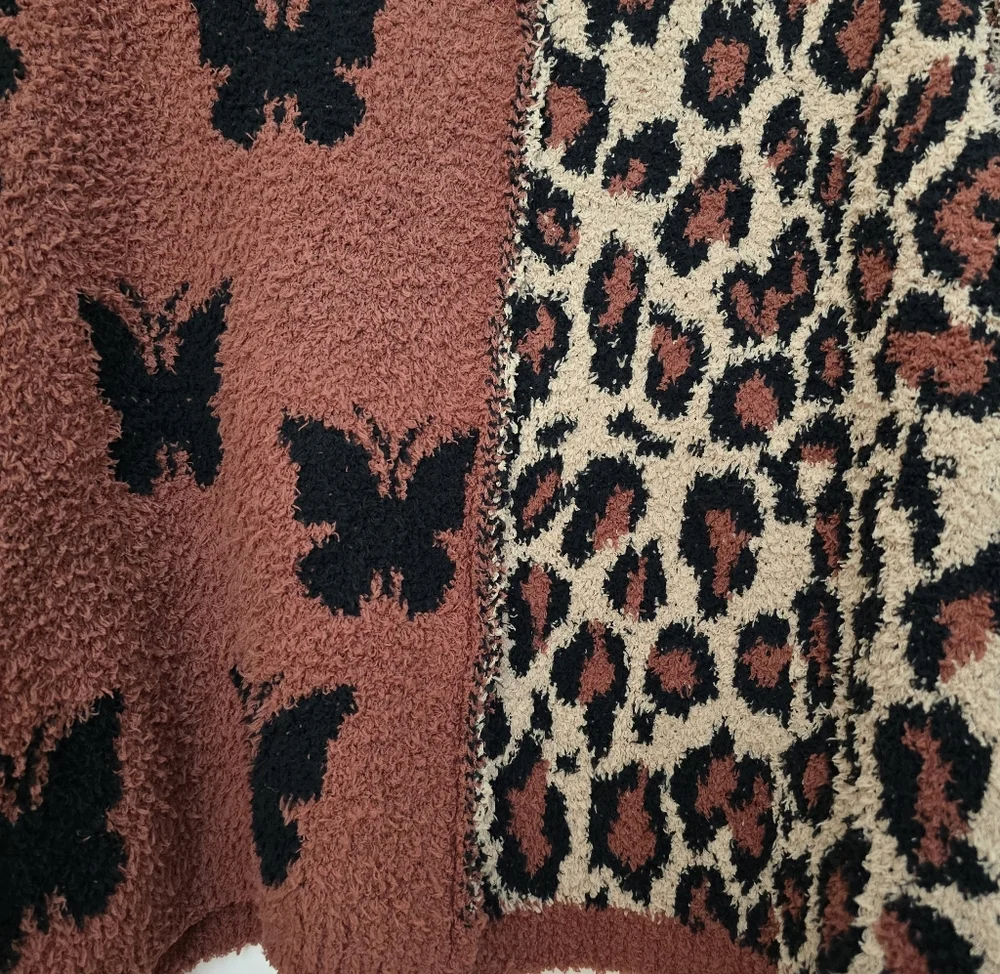POL Color Block Leopard/butterful Sweater. - Picture 4 of 8